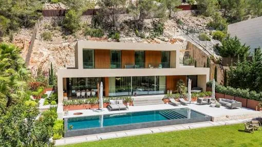 Villa de diseño atemporal con equipamiento de lujo y privacidad