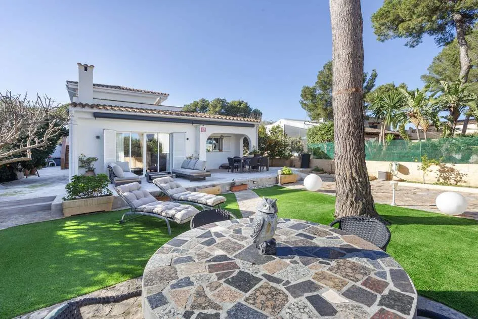 Casa soleada con potencial de ampliación en solicitada zona residencial