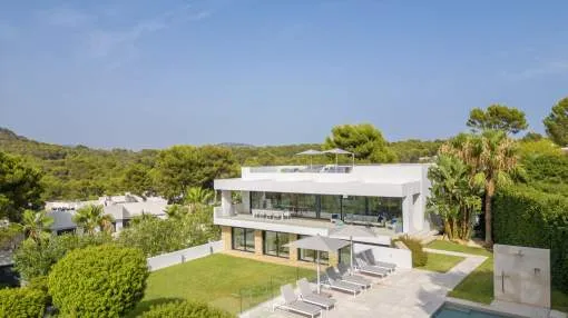 Moderna villa con vistas al mar y zona para invitados