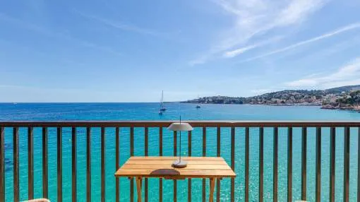 Exclusivo apartamento en primera línea de mar con equipamiento de alta gama