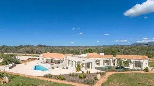 Finca de diseño arquitectónico con piscina, privacidad y tranquilidad idílica Finca de diseño arquitectónico con piscina, privacidad y tranquilidad idílica