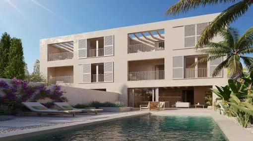 Exclusivo adosado de nueva construcción con piscina y garaje en una ubicación céntrica