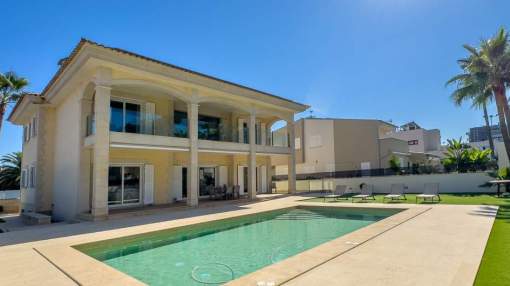 Exclusive villa in Les Meravellas – modern living close to the sea